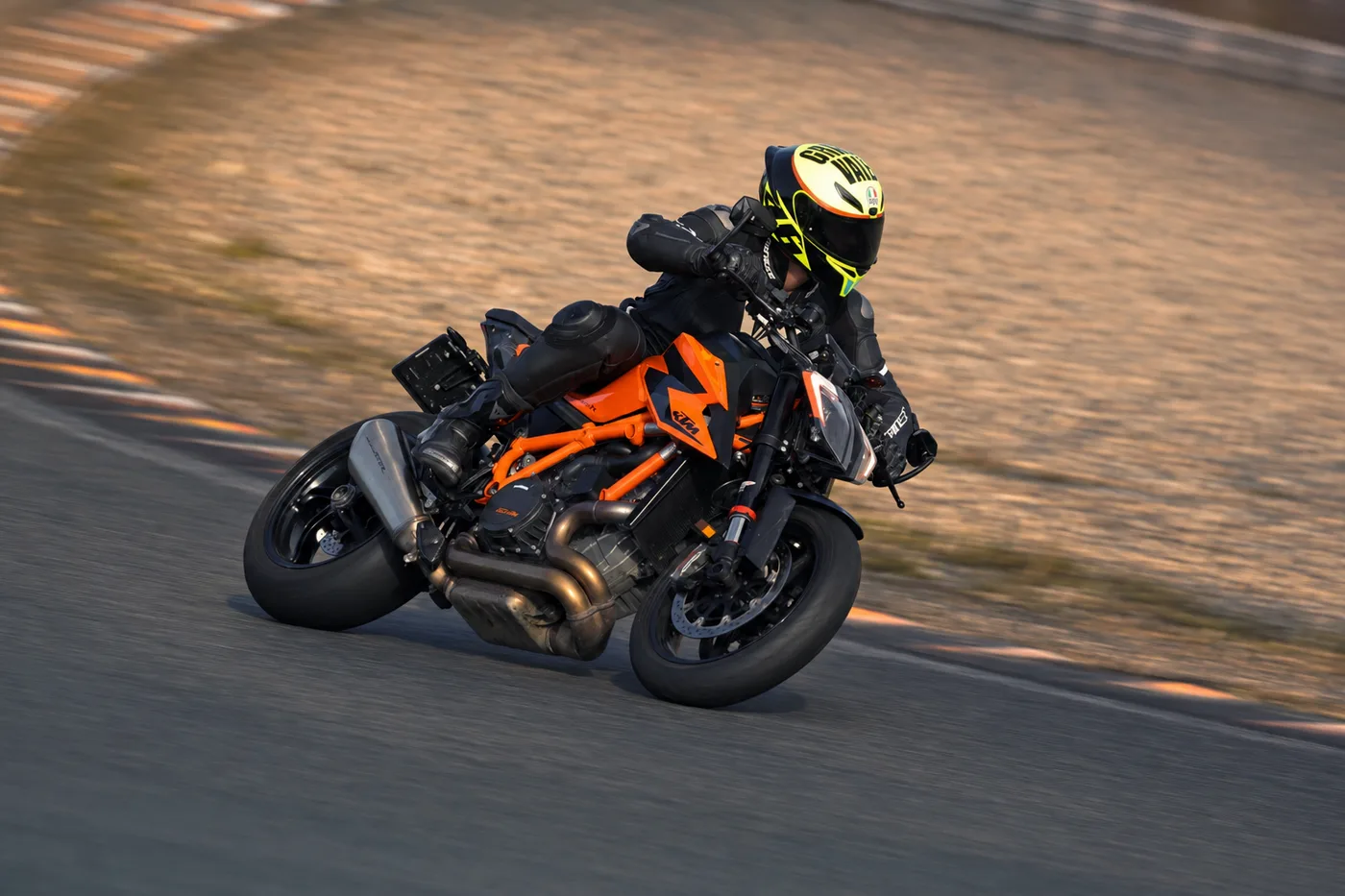 Robbert Postma in de bocht op circuit Zandvoort, op een oranje motor