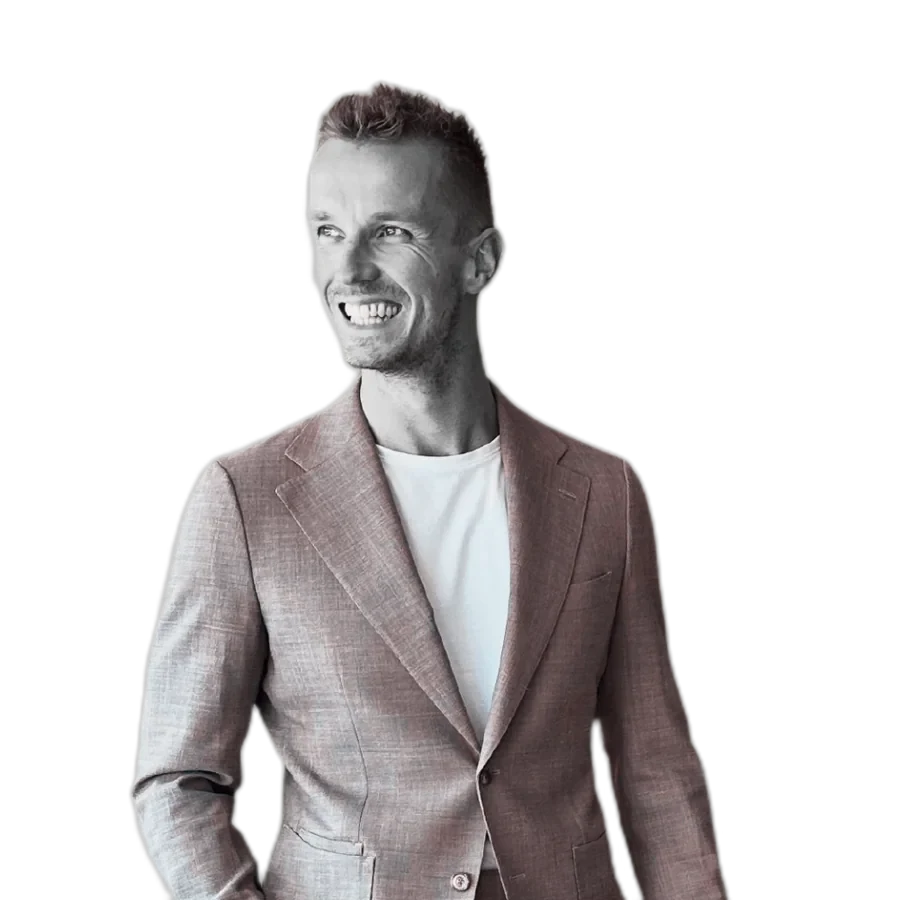 Portret van Robbert Postma, lachend in colbert