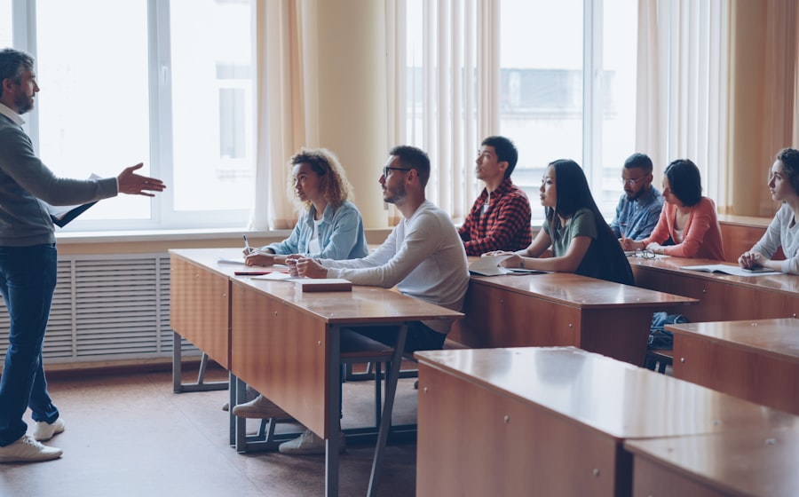 Docent geeft les aan groep studenten in een klaslokaal